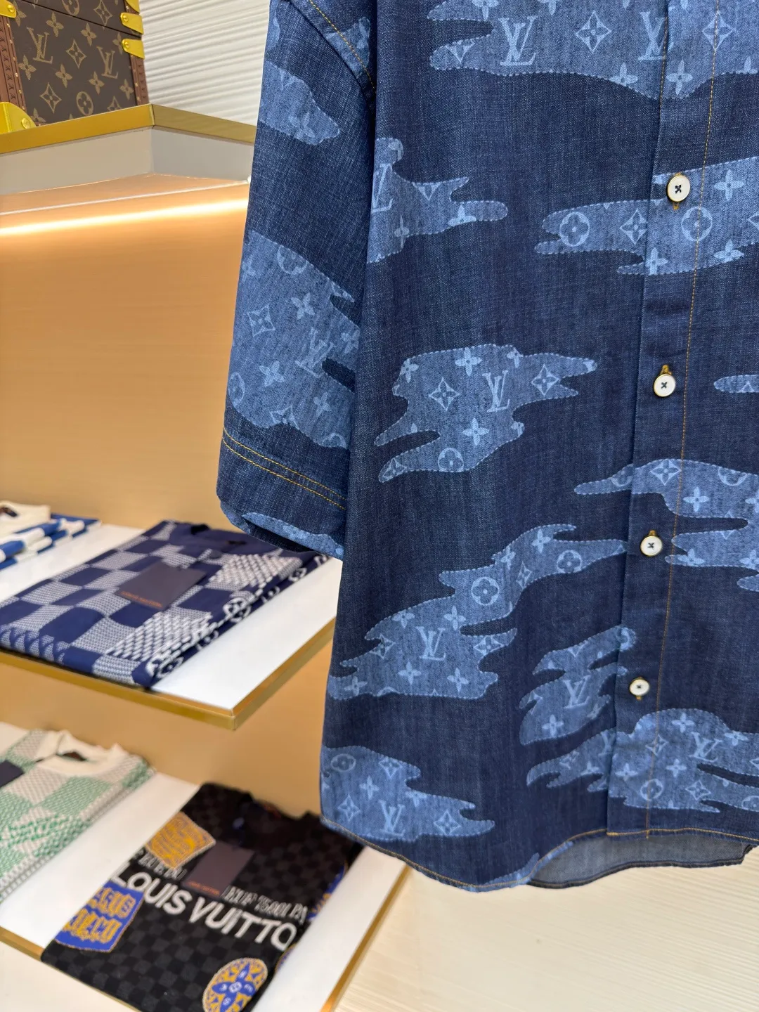 LOUIS VUITTON chambray short-sleeved shirt ●Authentic product: Purchased and developed for 13900 ●Item number: 1680265-A85 ●Fabric: Lyocell fiber denim fabric ●Technology: Made on positioning cutting machine ●Version: Fitted version ●Weight: about 385 grams ●Size: S-M-L-XL ●Description: Made of Lyocell fiber denim TR lining, positioning cutting machine, garment washing and fading, customized 1:1 pearl buttons, customized 1:1 rivets, customized 1:1 zippers, customized 1:1 leather labels, customized 1:1 trademarks. The overall wiring is straight and delicate, the fabric is comfortable and soft, and the color is consistent without color difference. It can be matched with the same style to create a fashionable look and control various occasions. Customized accessories, complete with three standards, same style for men and women!